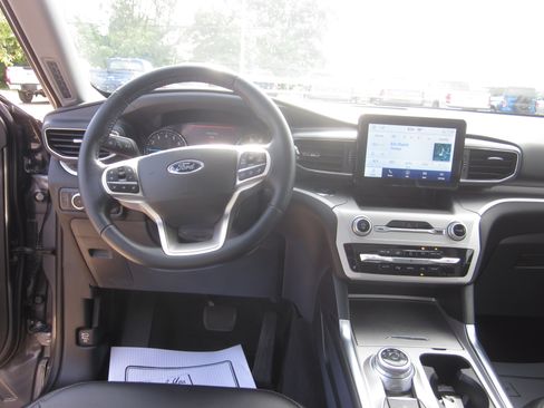 Used 2022 Ford Explorer XLT w/ Equipment Group 202A AWD/4WD image 15
