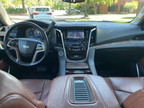 Used 2020 Cadillac Escalade Luxury RWD image 17