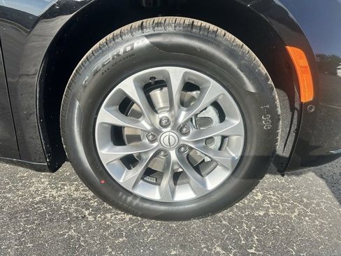 New 2026 Chrysler Pacifica Limited image 10