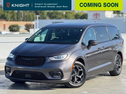 Used 2022 Chrysler Pacifica Touring-L w/ Uconnect Theater Family Group