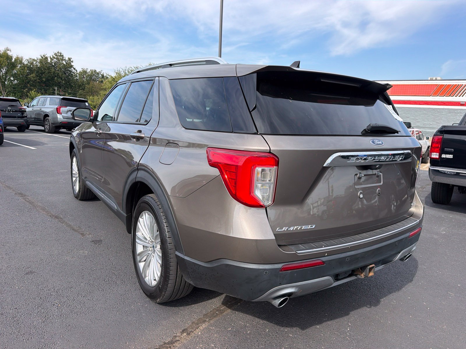 Used 2021 Ford Explorer Limited w/ Hybrid Equipment Group 310A AWD/4WD image 3