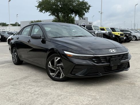 Used 2025 Hyundai Elantra SEL FWD image 2