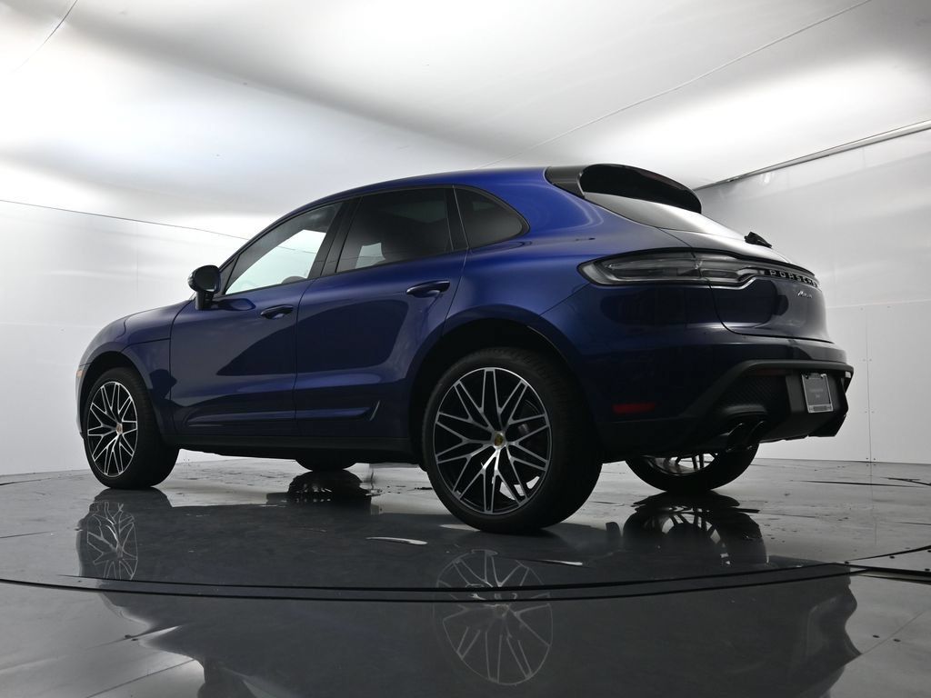 Certified 2025 Porsche Macan AWD/4WD image 48
