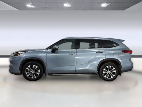 Used 2022 Toyota Highlander XLE FWD image 2