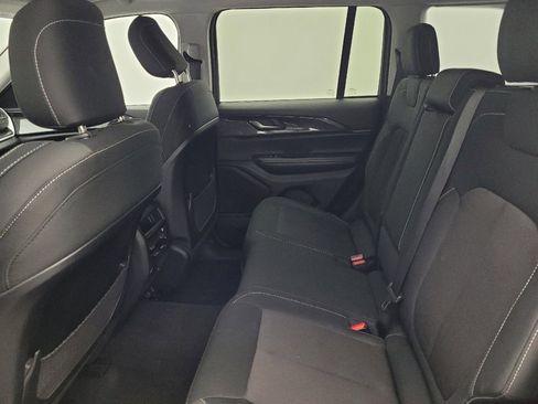 Used 2023 Jeep Grand Cherokee Laredo image 18