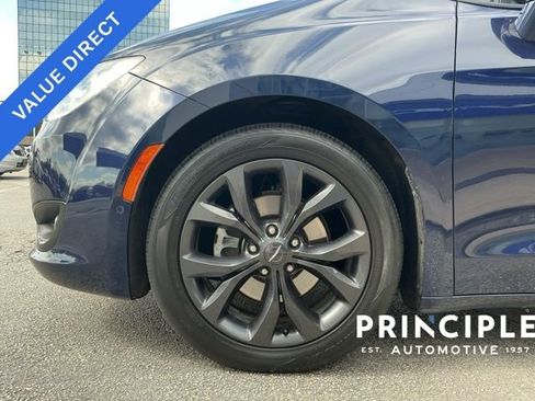 Used 2018 Chrysler Pacifica Limited image 7