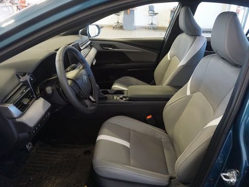 Used 2025 Toyota Camry SE w/ Convenience Package image 18