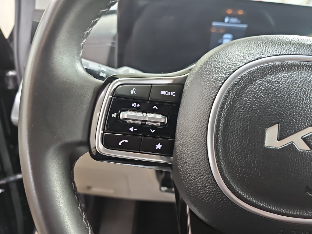 Used 2025 Kia Carnival FWD image 22