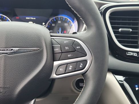 Used 2024 Chrysler Pacifica Touring-L FWD image 27
