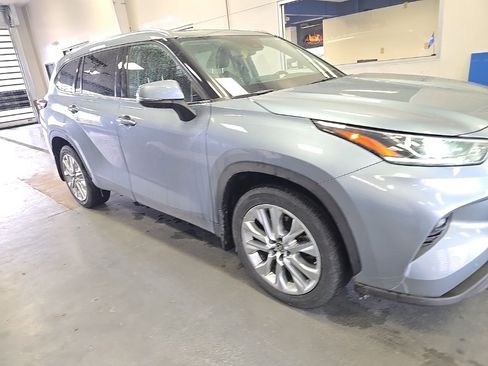 Used 2022 Toyota Highlander Limited image 1