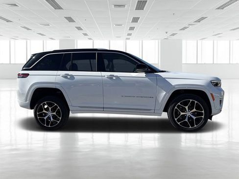 Used 2022 Jeep Grand Cherokee Summit image 2