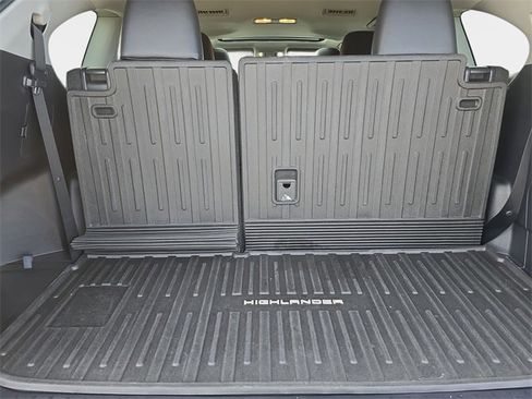 Used 2021 Toyota Highlander XLE image 14