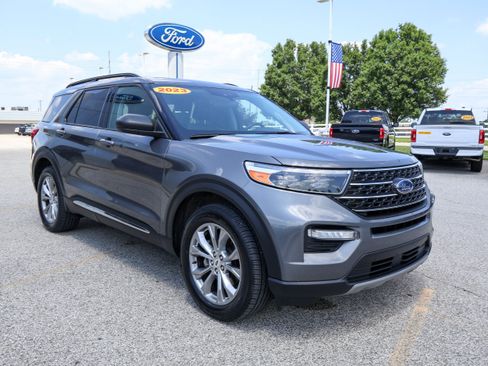 Used 2023 Ford Explorer XLT w/ Equipment Group 202A AWD/4WD image 7