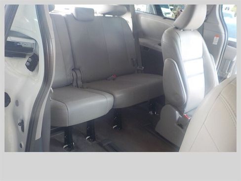 Used 2018 Toyota Sienna XLE Premium AWD/4WD image 35