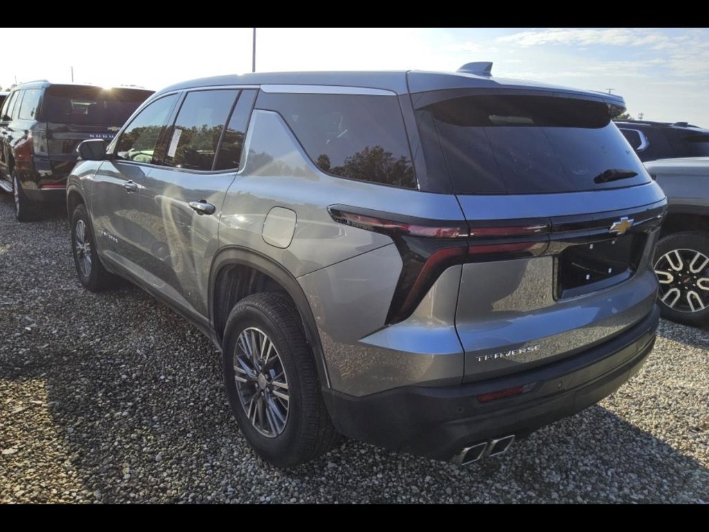 Used 2024 Chevrolet Traverse LS FWD image 3