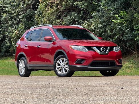 Used 2016 Nissan Rogue SV FWD image 2