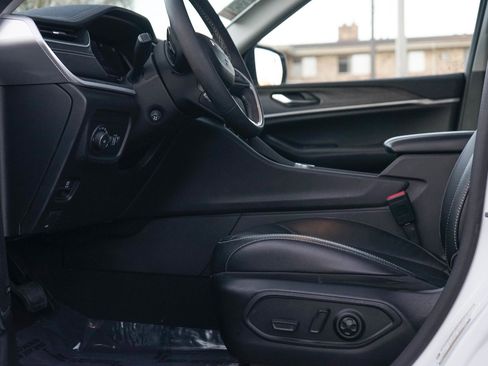 Used 2023 Jeep Grand Cherokee Limited w/ Luxury Tech Group II image 13