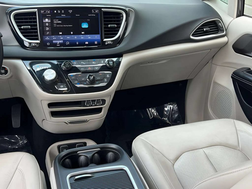 Used 2021 Chrysler Pacifica Touring-L FWD image 18