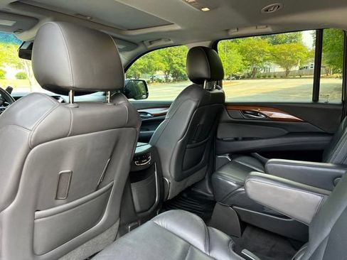 Used 2018 Cadillac Escalade ESV Luxury RWD image 15