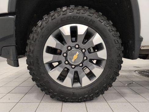 Used 2021 Chevrolet Silverado 2500 Custom w/ Custom Value Package AWD/4WD image 3