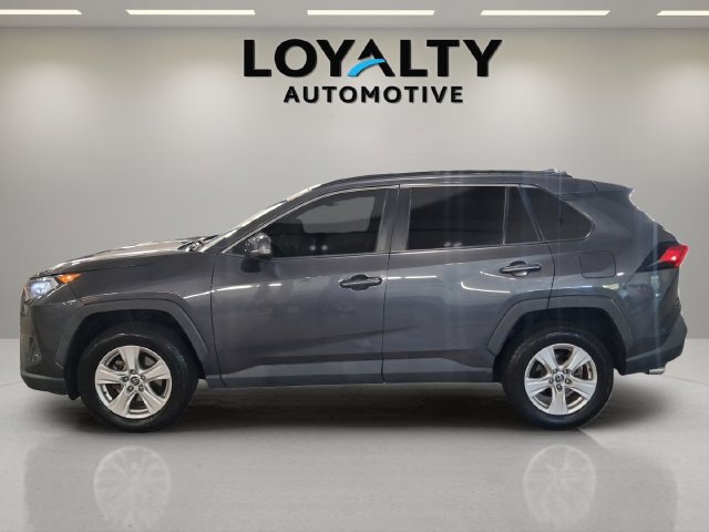 Used 2020 Toyota RAV4 XLE w/ Convenience Package FWD image 2