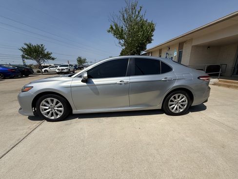 Used 2018 Toyota Camry LE image 4