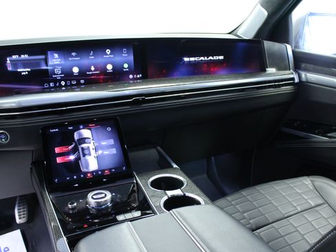 Used 2025 Cadillac Escalade ESV V AWD/4WD image 21