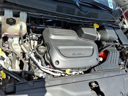 Used 2024 Chrysler Pacifica Touring-L FWD image 29