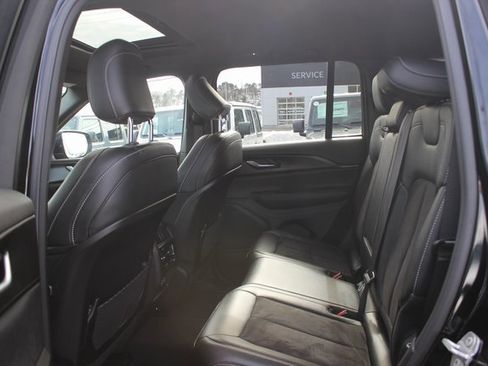 Used 2023 Jeep Grand Cherokee Altitude image 24