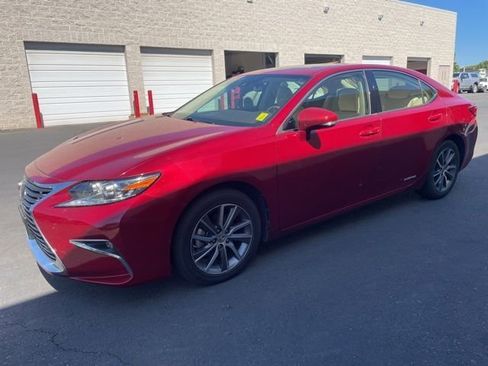 Used 2017 Lexus ES 300h w/ Luxury Package FWD image 4