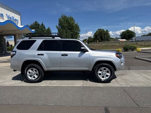 Used 2016 Toyota 4Runner SR5 AWD/4WD image 3