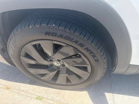 Used 2024 Volkswagen Atlas SE w/ Black Wheel Package FWD image 15