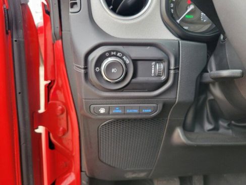 Used 2025 Jeep Wrangler Unlimited Sahara AWD/4WD image 15