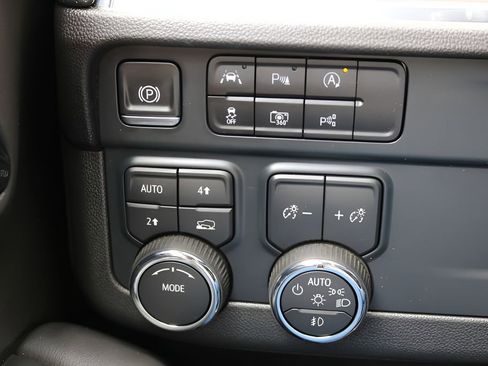 Used 2025 Chevrolet Tahoe Premier AWD/4WD image 22