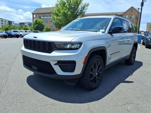 Used 2025 Jeep Grand Cherokee Altitude AWD/4WD image 36