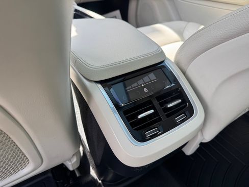 Used 2020 Volvo XC90 T6 Momentum AWD/4WD image 13