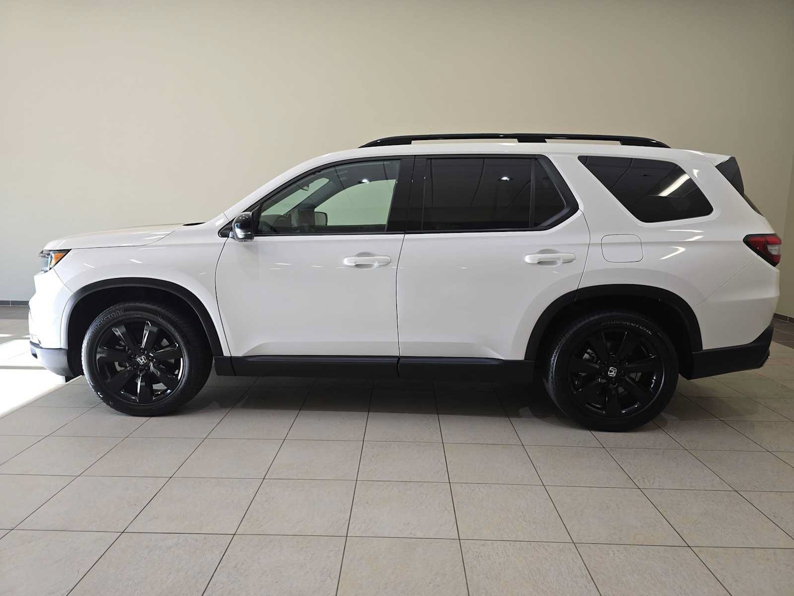 Used 2025 Honda Pilot Black Edition image 3