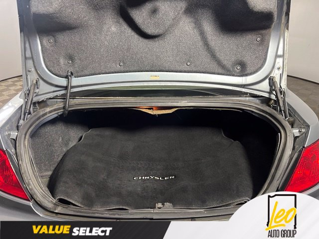 Used 2010 Chrysler Sebring Touring w/ Hands-Free Convenience Group FWD image 11