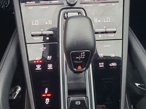 Used 2022 Porsche Cayenne Coupe image 32