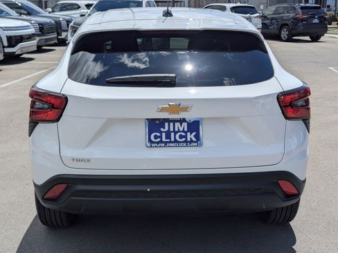 Used 2024 Chevrolet Trax LS w/ LS Convenience Package FWD image 3