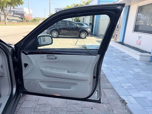 Used 2010 Cadillac DTS Luxury image 20