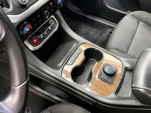 Used 2021 GMC Acadia SLE image 14