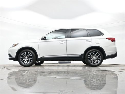 Used 2017 Mitsubishi Outlander SE image 26