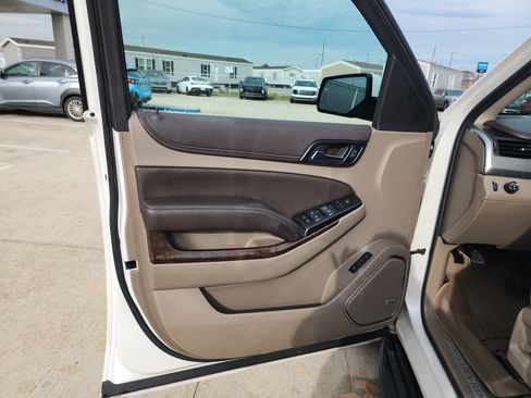 Used 2017 Chevrolet Suburban LT RWD image 19