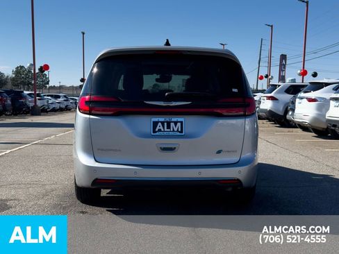 Used 2023 Chrysler Pacifica Limited image 6