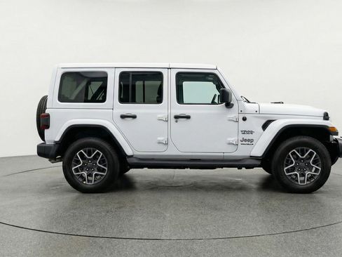Used 2025 Jeep Wrangler Sahara image 11