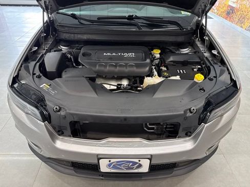 Used 2019 Jeep Cherokee Latitude Plus AWD/4WD image 55