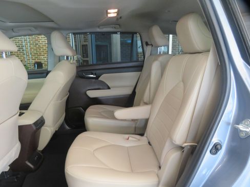 Used 2021 Toyota Highlander XLE FWD image 19