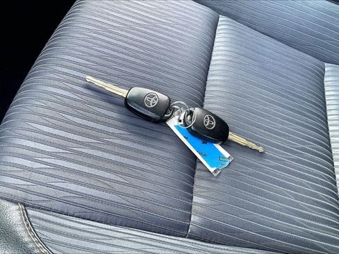 Used 2015 Toyota Highlander Plus FWD image 15