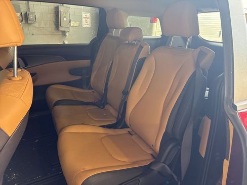 Used 2024 Kia Carnival LX FWD image 9